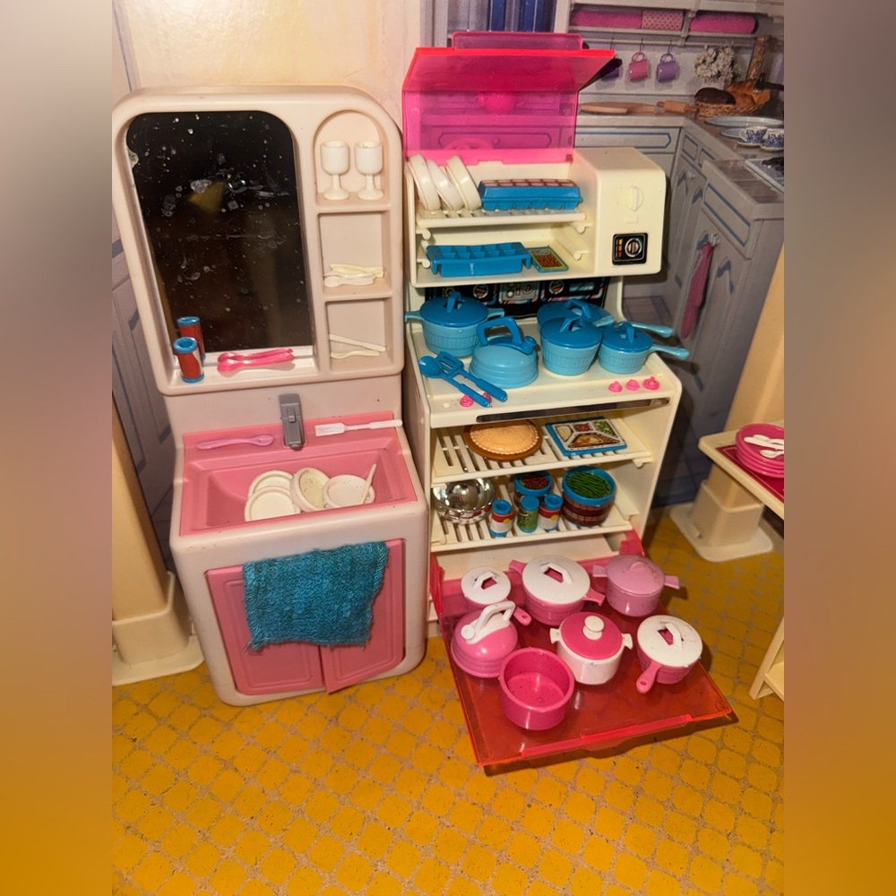 Mattel 1982 Pink Elevator Barbie Townhouse with Furniture & Accessories - Picture 3 of 16